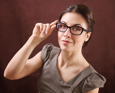 可爱的年轻商业在眼镜中的女人图片