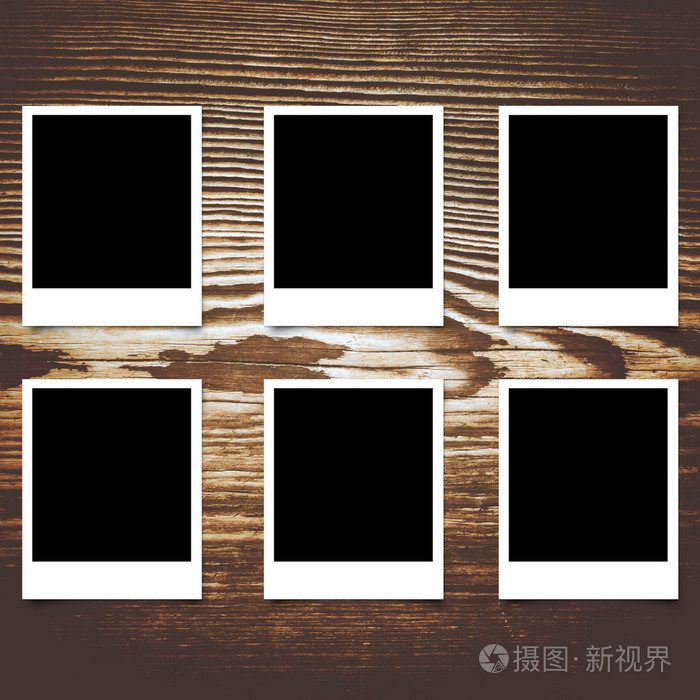 拍立得相框木背景上