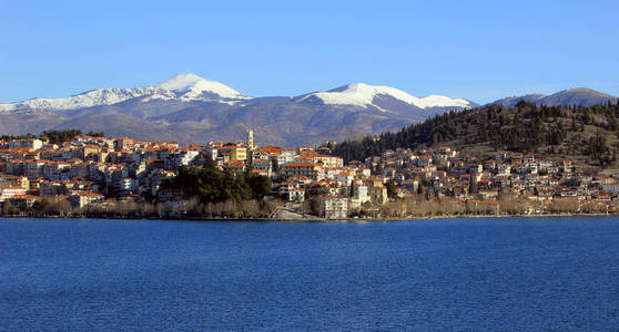 卡斯托利亚镇与希腊著名 Orestiada 湖景观