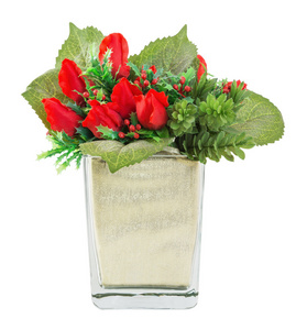 红玫瑰和冬青在玻璃花瓶中的花束