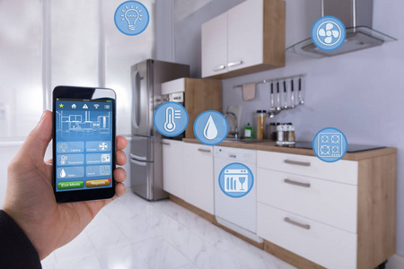 使用智能家居应用于厨房智能手机的特写