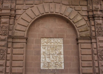 殖民地天主教教堂墙壁建筑细节在库斯科秘鲁。手工刻在石头上