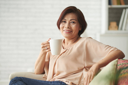 幸福成熟的越南女人的肖像大杯咖啡