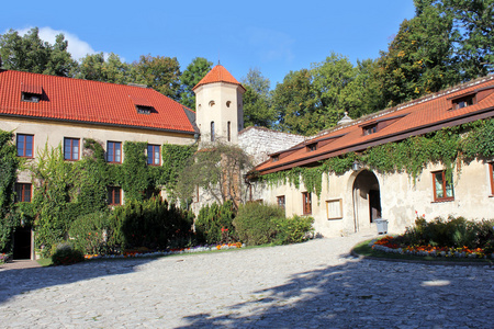 在克拉科夫，波兰附近的 pieskowa 斯卡拉城堡的庭院