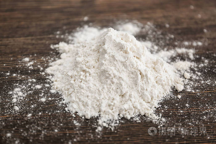 木桌上的白面粉堆