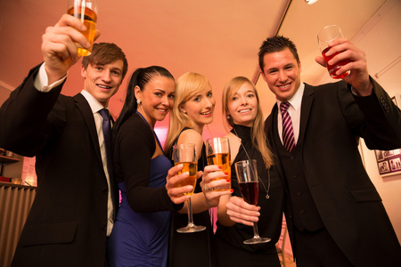 一组五个朋友庆祝照片