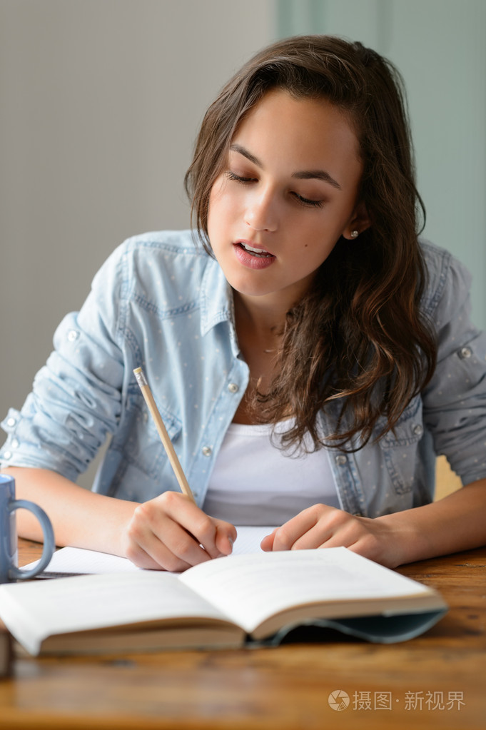 十几岁的女孩书写笔记
