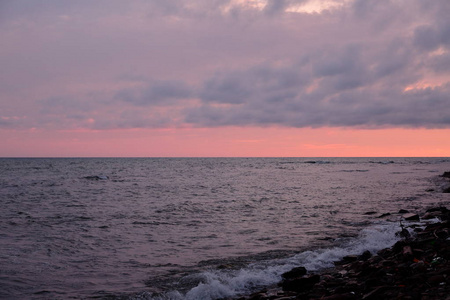 夕阳, 太阳的光芒使他们的方式通过沉重的云层和照亮夏天, 陷入困境的大海