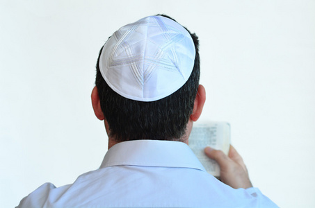 与 kippah 的犹太男人祈祷