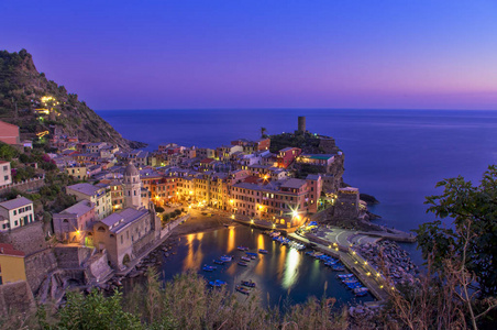 日落场面在 Vernazza 的海海岸附近, 五渔村。意大利