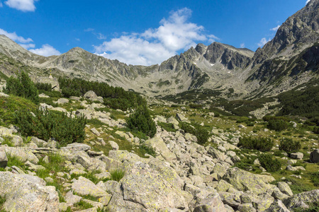 保加利亚 Pirin 山 Yalovarnika 峰和 Begovitsa 河谷的惊人景观