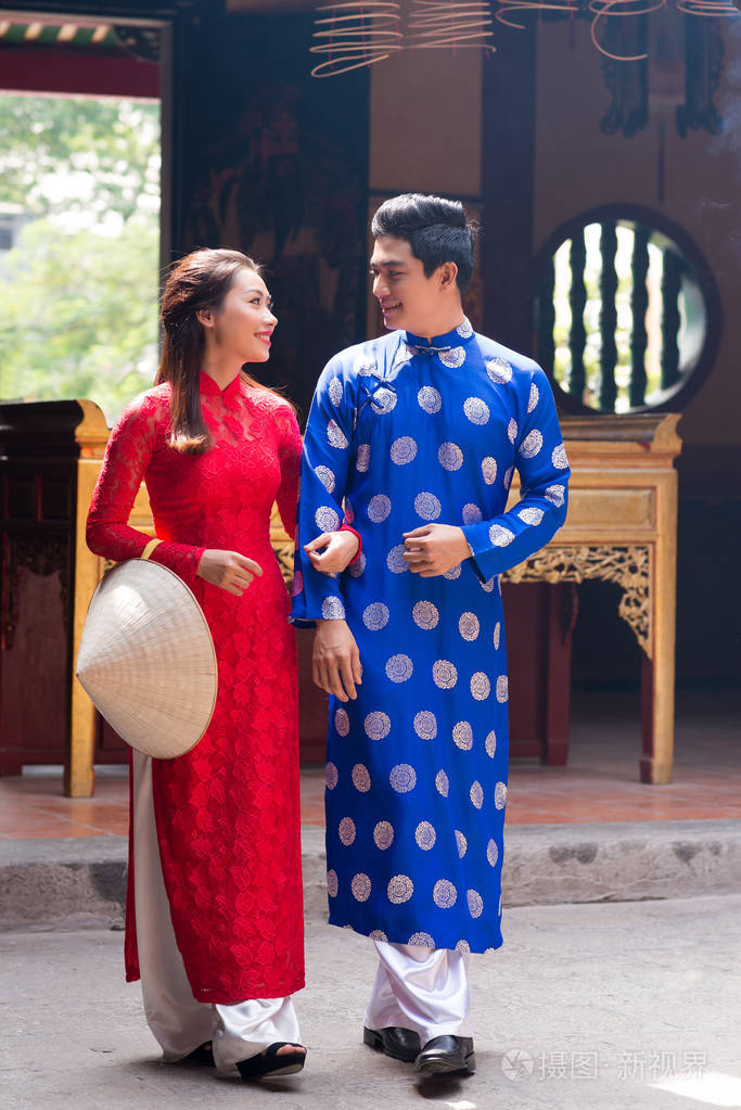 可爱的年轻夫妇穿着传统的越南服饰
