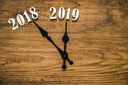 2019新年。木制钟面显示2018年底。新年快乐2019。假日时间背景