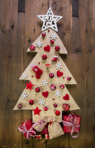 装饰 手工雕刻的圣诞树与红色的微缩模型