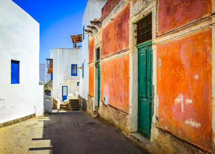 地中海街与多彩的墙壁和门窗