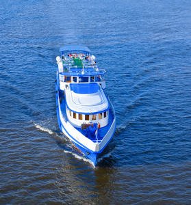 船浮在河中或海里照片