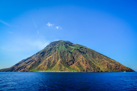 查看来自海洋的 sicil 的利帕里龙博火山岛屿