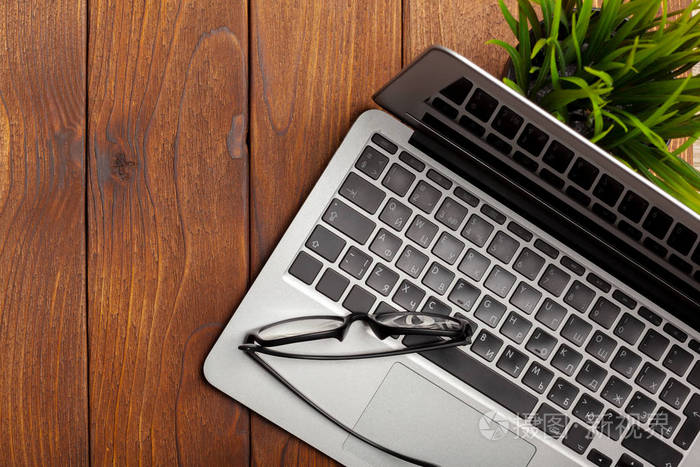 笔记本电脑, 笔记本电脑在工作木桌上