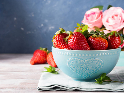 草莓在碗与心脏和玫瑰