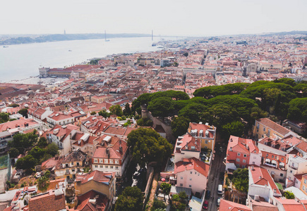 美丽的超级广角鸟瞰的里斯本, 葡萄牙与海港和地平线上的景色城市之外, 从德龙拍摄
