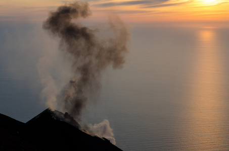 吸烟龙博岛 利帕里 西西里岛上的火山
