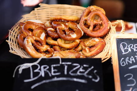 盐椒盐脆饼等传统欧洲当地农民市场出售的面包