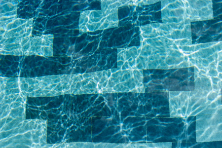 抽象波纹游泳池水和太阳反射