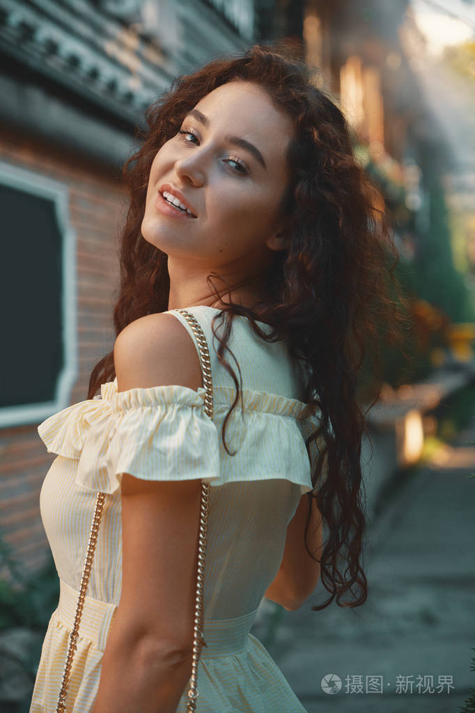 特写肖像的自信的白种女人带着迷人的微笑行走摆在户外