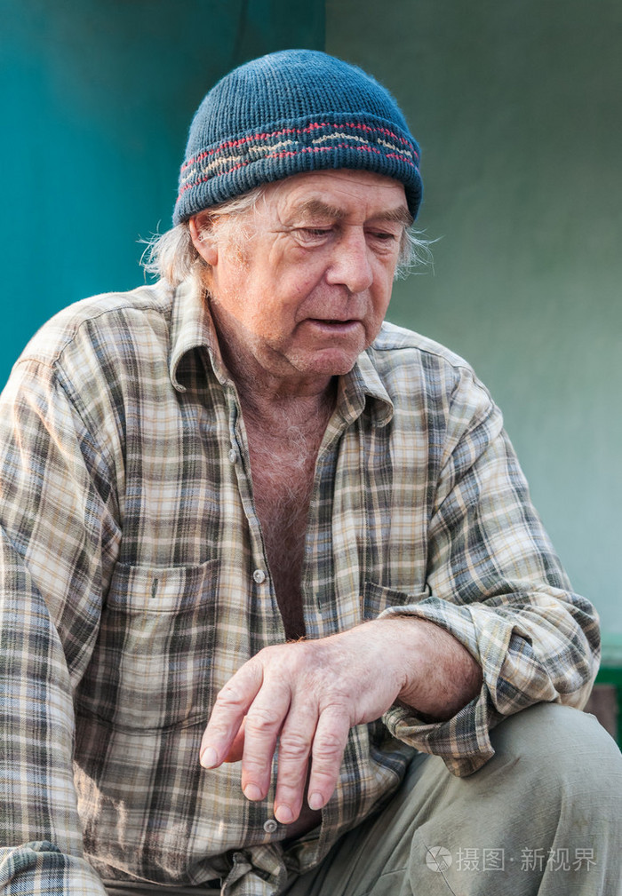 老年人的低头沉思高加索老人的肖像