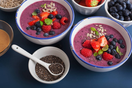 健康的莓果冰沙碗配草莓蓝莓树莓