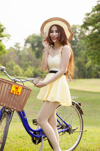 亚洲女子和自行车