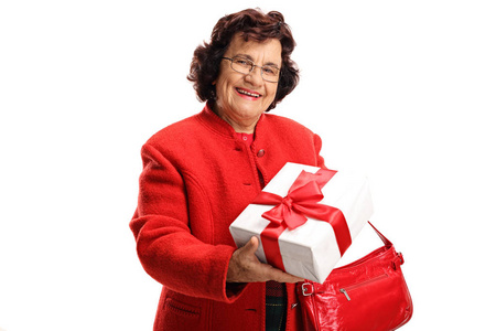 在白色背景被隔绝的箱子拿着礼物的老妇女