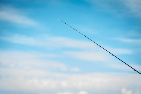 钓鱼杆和蔚蓝的天空