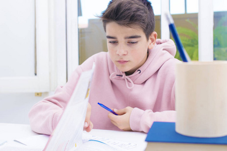 儿童写作和学习在书桌照片