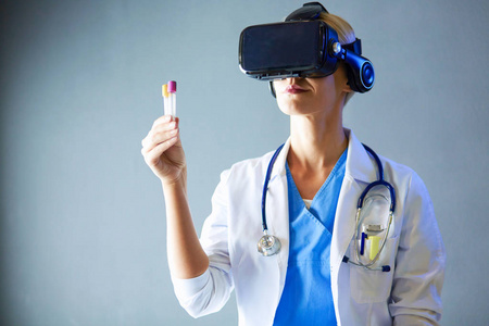 女性医生佩戴虚拟现实眼镜在白色背景上隔离