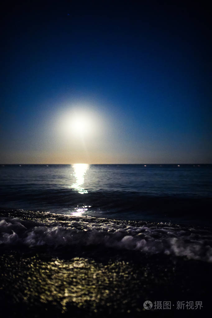 月亮在背景天空反射在海 地中海浪漫之夜照片 正版商用图片077zgx 摄图新视界 月亮在背景天空反射在海 地中海浪漫之夜照片 正版商用图片077zgx 摄图新视界