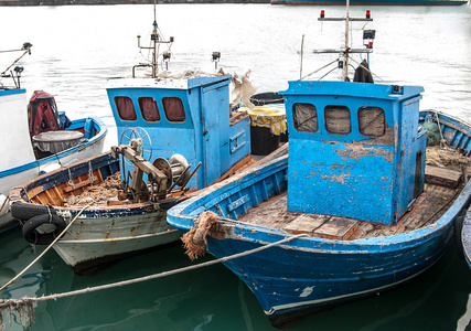 破旧的渔船在卡塔尼亚端口