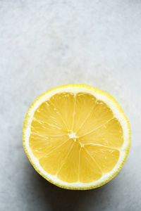 柠檬片在灰色背景下切成一半。柑橘果宏。复制空间, 顶部视图