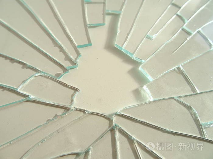 在白色背景上破碎的玻璃碎片照片-正版商用图片0781ek-摄图新视界