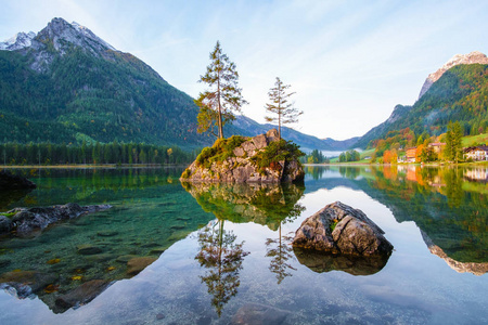 Hintersee 湖的美妙的秋天德国