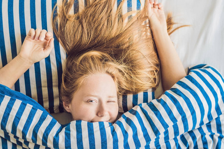 女人醒了年轻漂亮的女人醒了在床上特写照片