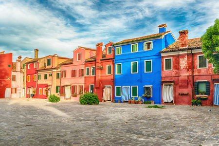 意大利威尼斯布拉诺岛上的传统彩色彩绘房屋。由于风景如画的建筑, 该岛是游客的热门景点。