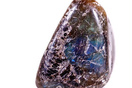 白色背景下的宏观矿物石 Labradorite