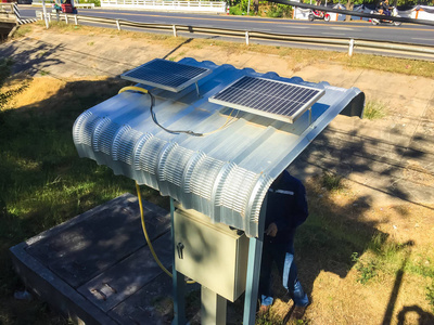 太阳能电池板用来在家里发电