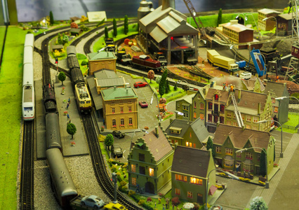 城市微型场景与模型火车和房子图片