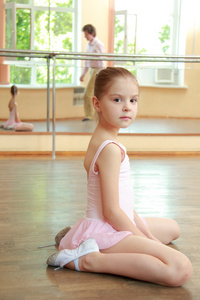 可爱小芭蕾舞女演员在粉色的芭蕾舞裙