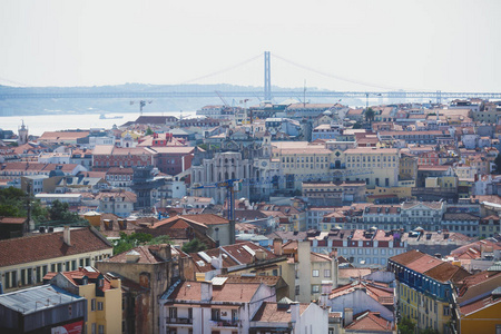 美丽的超级广角鸟瞰里斯本, 葡萄牙与海港和地平线上的风景城市之外, 拍摄从