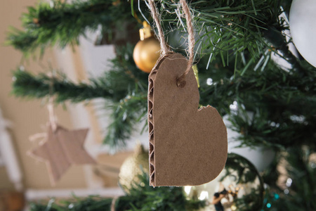 新年的位置在演播室与鹿, 装饰用圣诞树, 礼物, 一篮子锥体