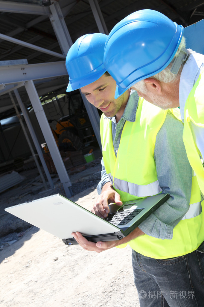 工程师在建筑工地次会议上