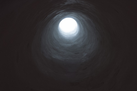 黑暗的隧道通往光开幕